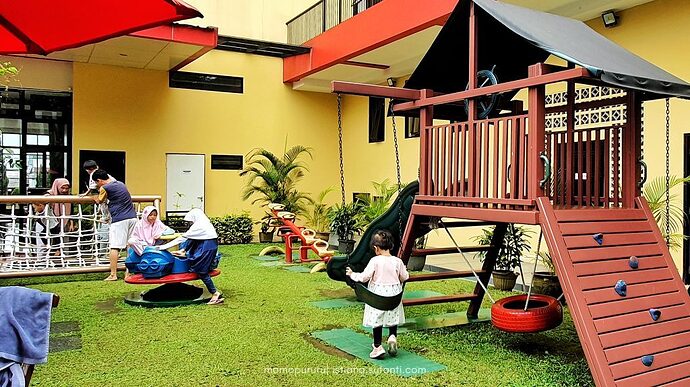 Outdoor playground Hotel Grand Diara (Sumber: momopururu.com)