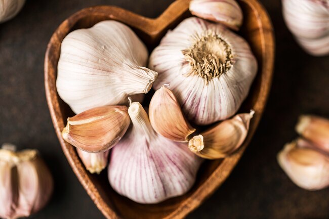 1800ss_thinkstock_rf_garlic_in_bowl